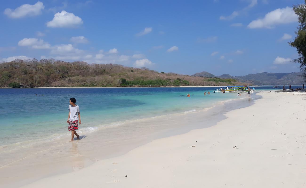 Gili Nangu Plajı'in fotoğrafı i̇nce beyaz kum yüzey ile