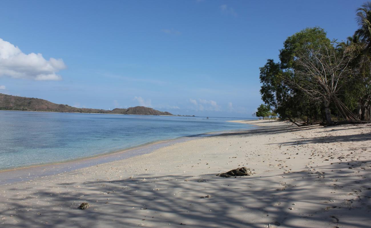 Gili Asahan Amahelia Beach'in fotoğrafı beyaz kum yüzey ile