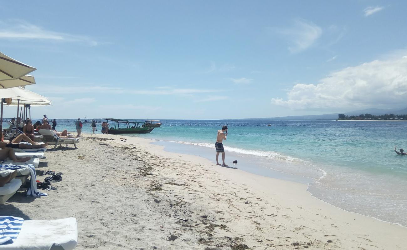 Gili Indah Beach'in fotoğrafı parlak kum ve kayalar yüzey ile