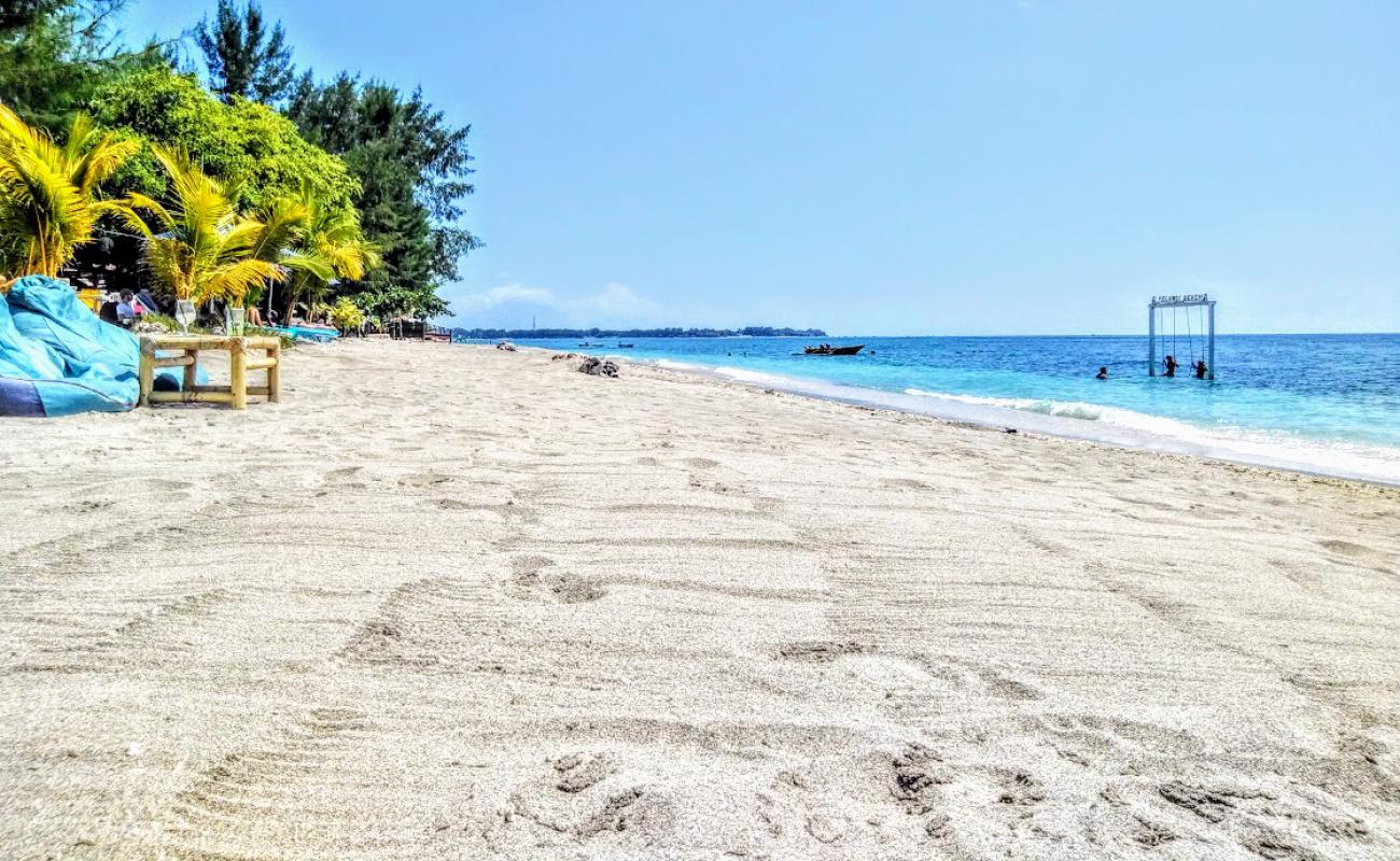 Gili Air Pelangi Beach'in fotoğrafı bej kum ve kayalar yüzey ile