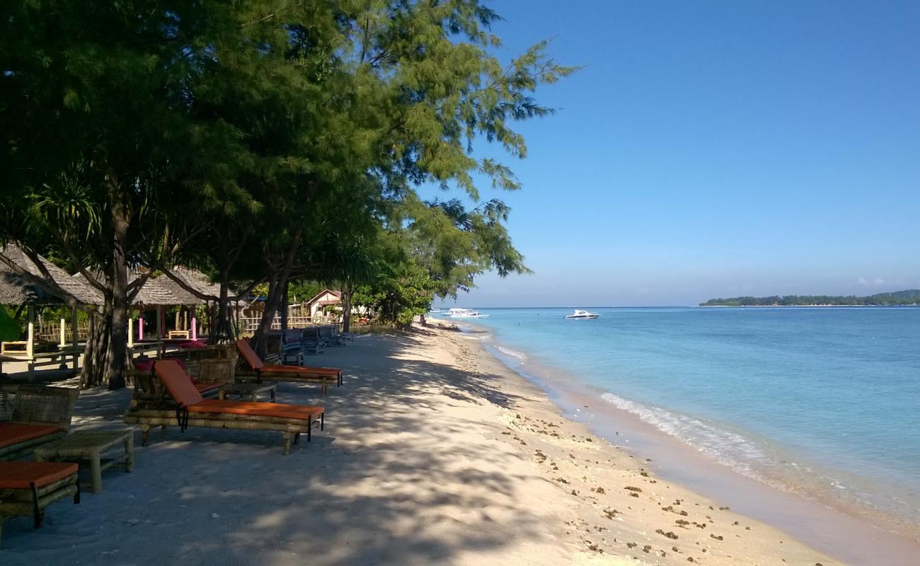 Gili Air Camilla Beach'in fotoğrafı açık bej kum yüzey ile