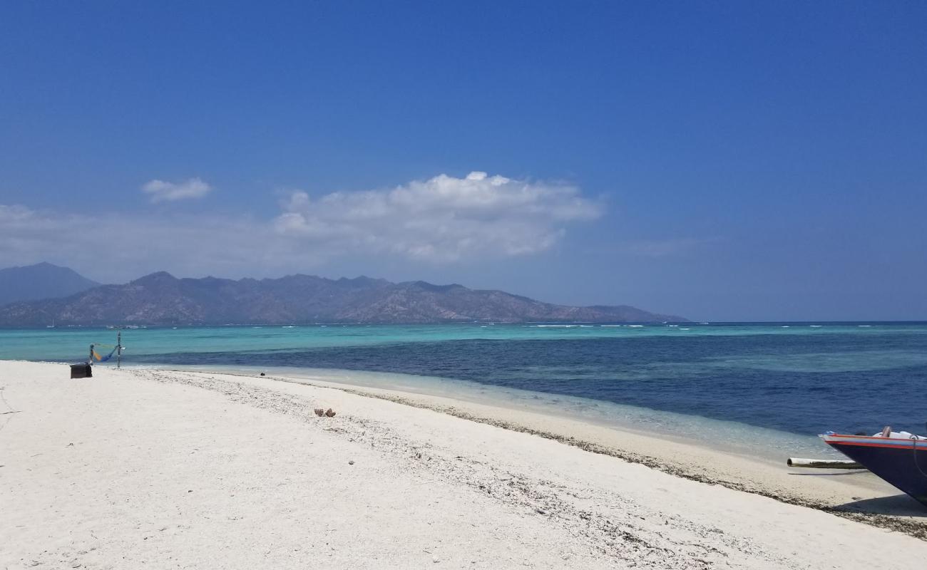 Gili Air Lumbung Beach'in fotoğrafı açık bej kum yüzey ile