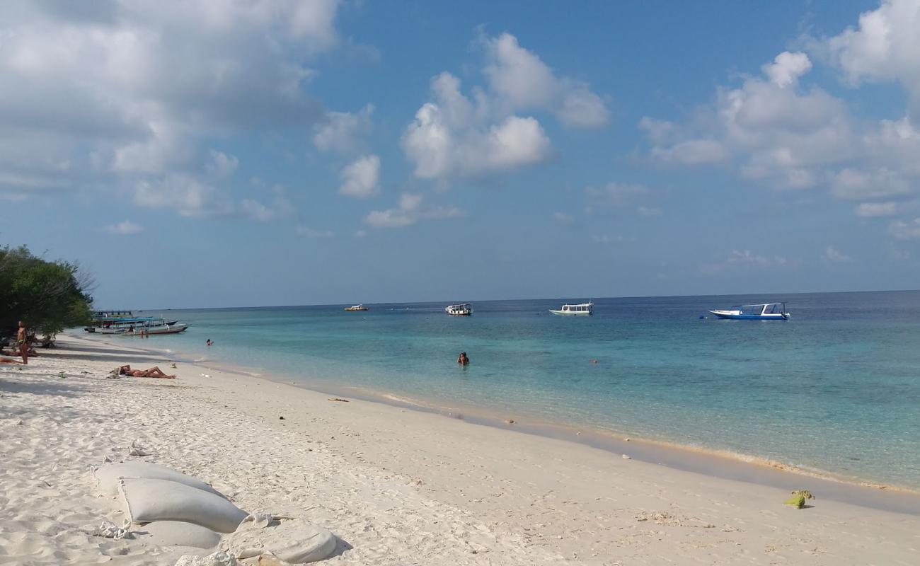 Gili Meno Plajı'in fotoğrafı parlak kum yüzey ile