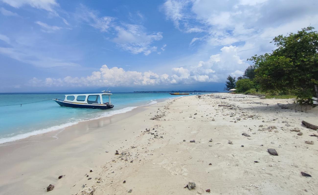 Gili Meno Mimpi Beach'in fotoğrafı açık bej kum yüzey ile