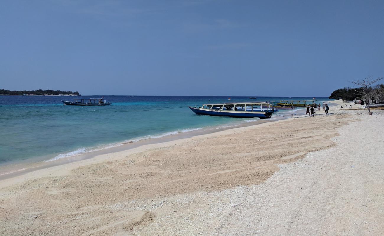 Gili Meno Bask Nest Beach'in fotoğrafı açık bej kum yüzey ile