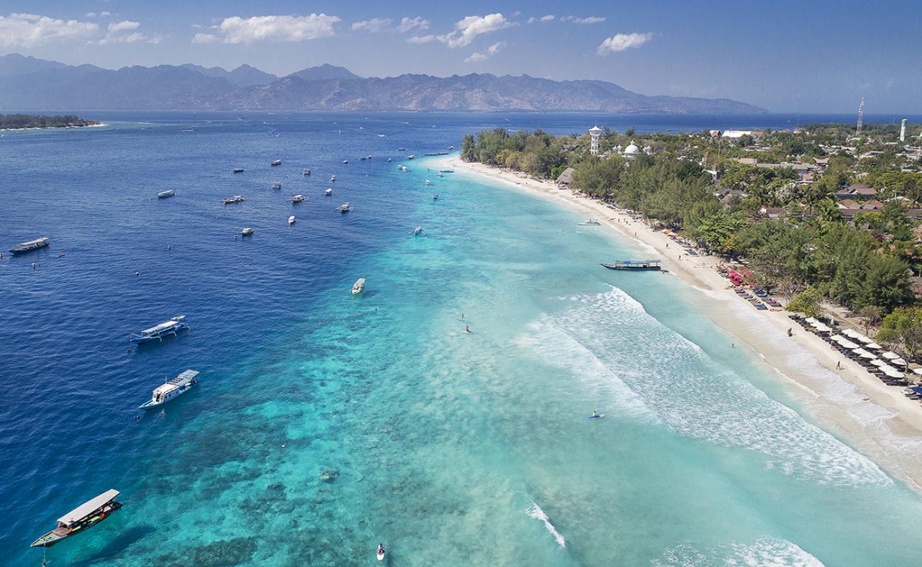 Gili Trawangan Timur Plajı'in fotoğrafı açık bej kum yüzey ile