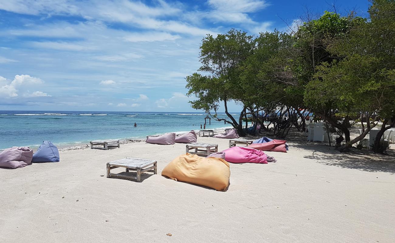 Gili Trawangan Monkey Beach'in fotoğrafı açık bej kum yüzey ile
