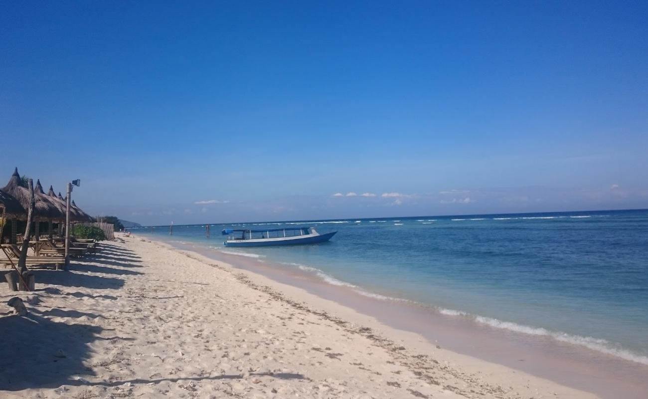 Gili Trawangan Beach II'in fotoğrafı açık bej kum yüzey ile