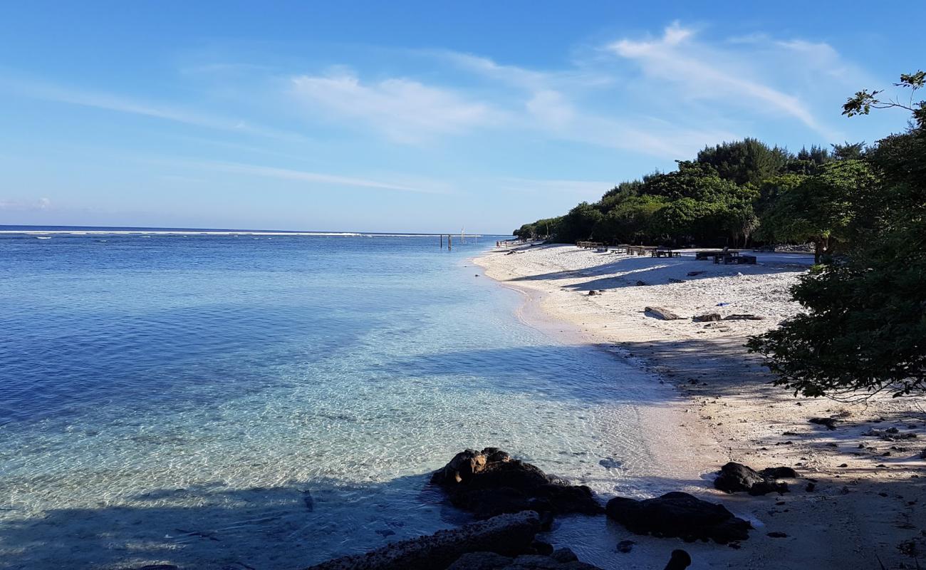 Gili Trawangan Sunset Beach'in fotoğrafı açık bej kum yüzey ile