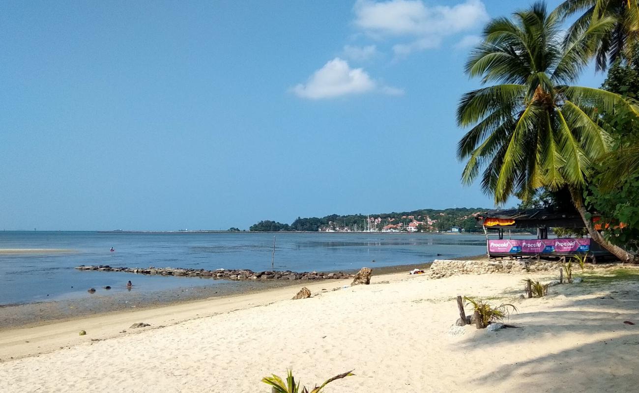 Nongsa Riau Beach'in fotoğrafı açık bej kum yüzey ile