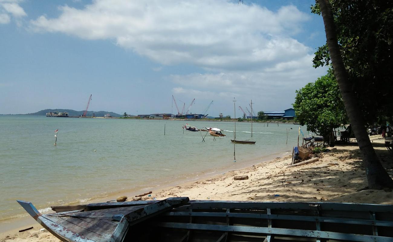 Pantai Panau'in fotoğrafı parlak kum yüzey ile