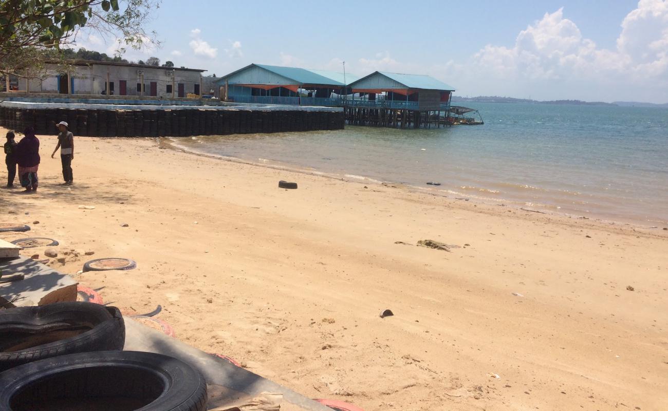Tanjung Piayu Beach'in fotoğrafı açık bej kum yüzey ile