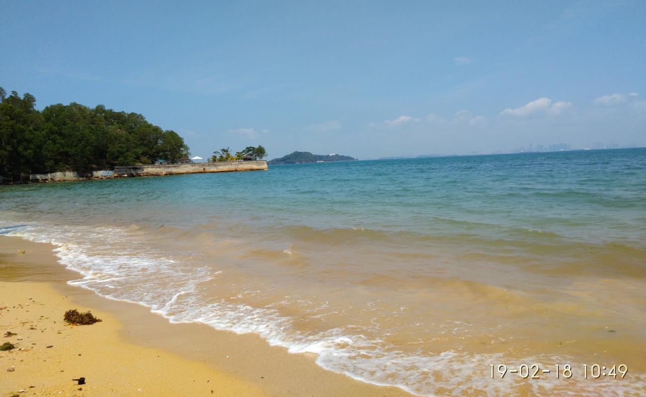 Pantai Tanjung Pinggir'in fotoğrafı açık bej kum yüzey ile