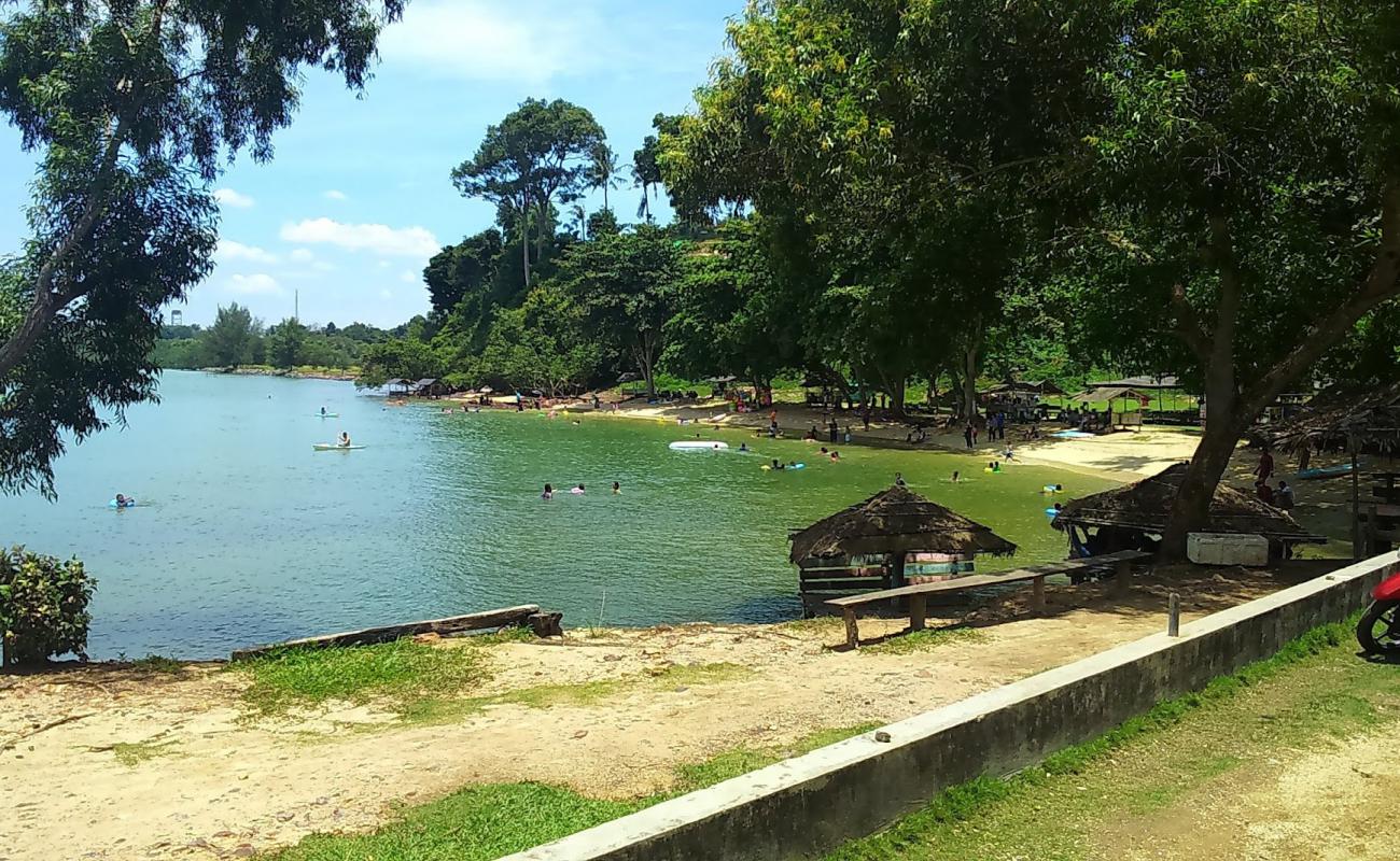Pantai Dangas Patam Lestari'in fotoğrafı açık bej kum yüzey ile