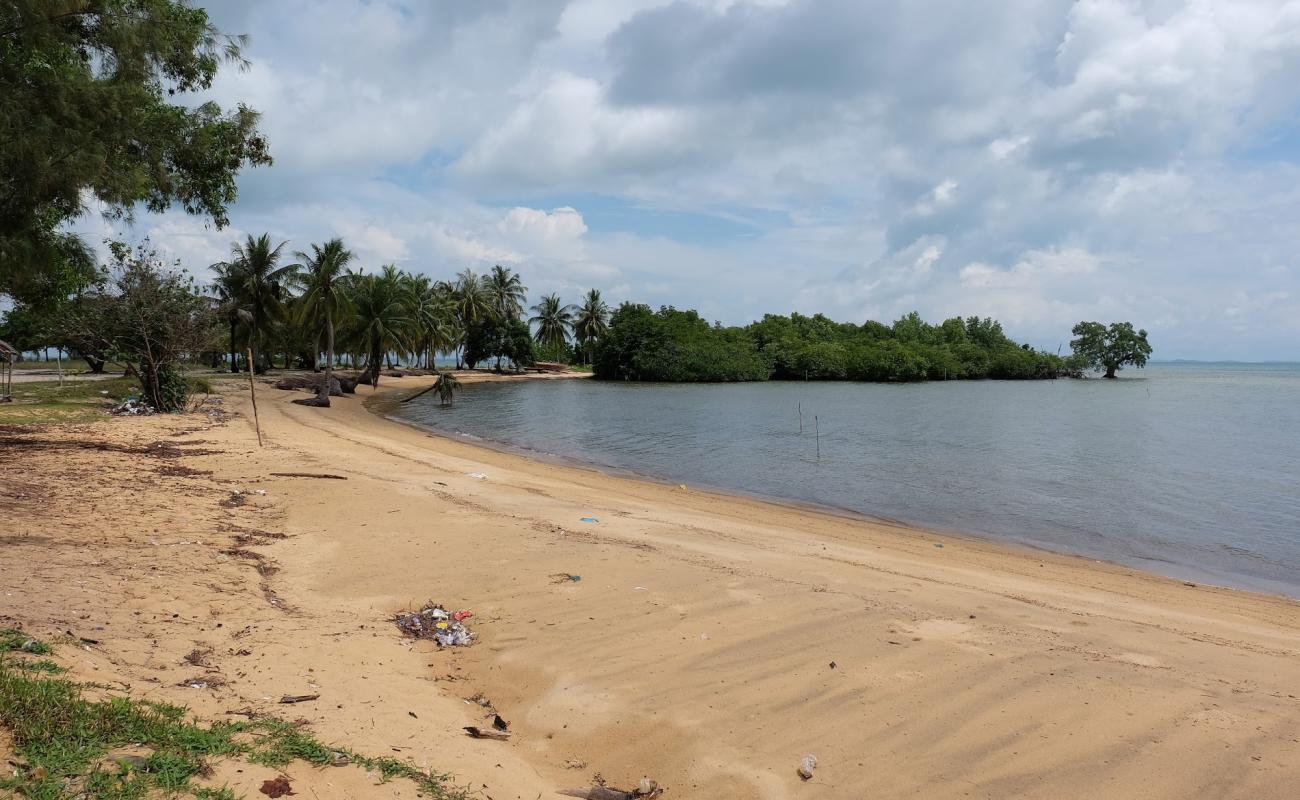 Sembulang Beach'in fotoğrafı parlak kum yüzey ile