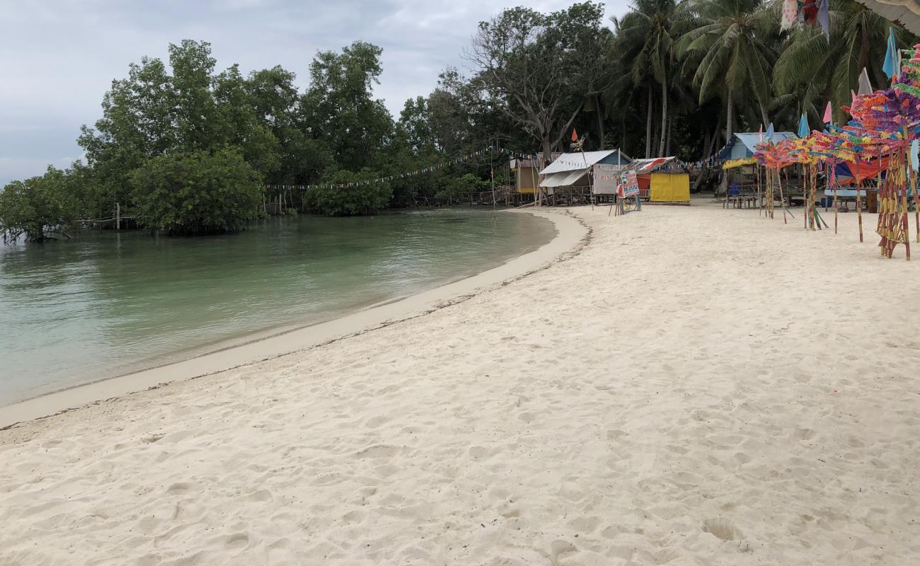 Wisata Pulau Mubut Darat'in fotoğrafı açık bej kum yüzey ile