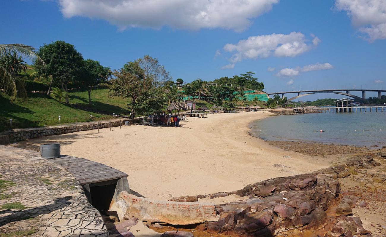 Pantai Jembatan 5'in fotoğrafı açık bej kum yüzey ile