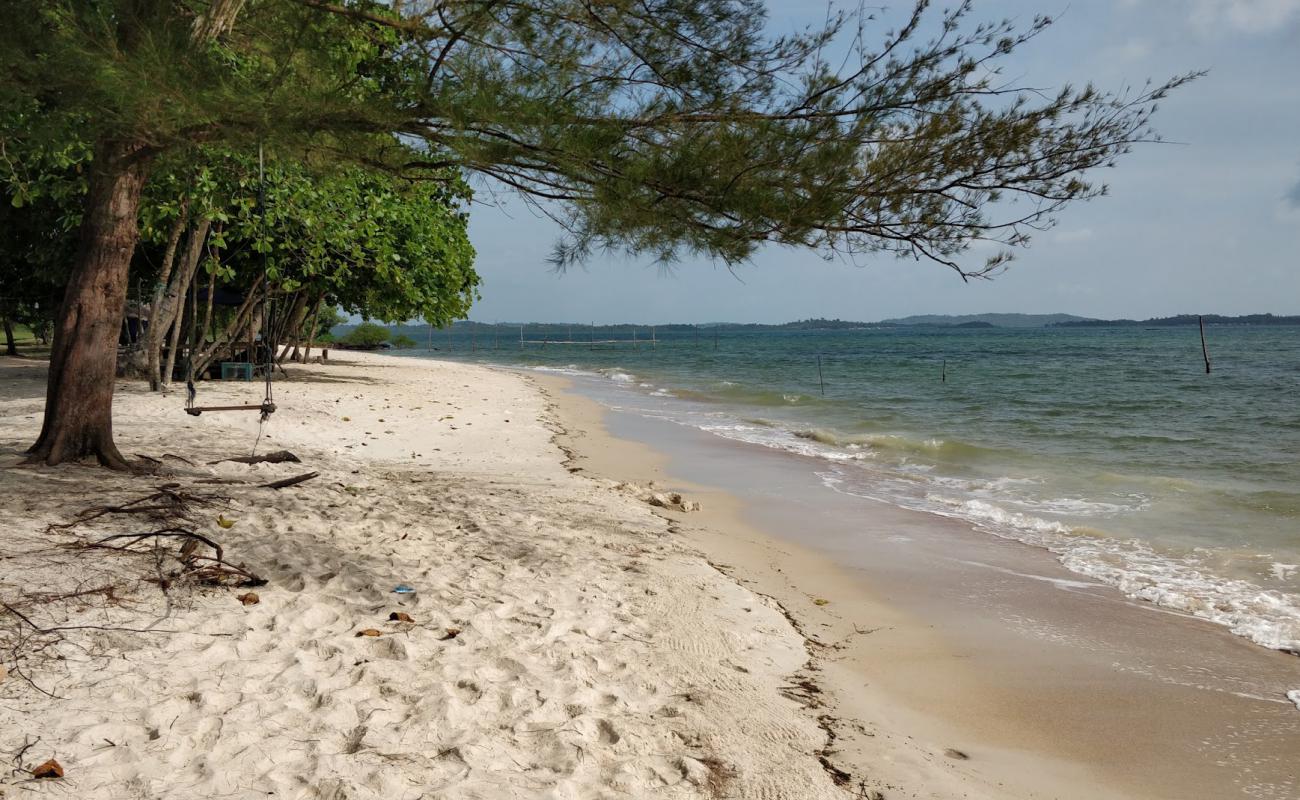 Tegar Putri Beach'in fotoğrafı parlak kum yüzey ile