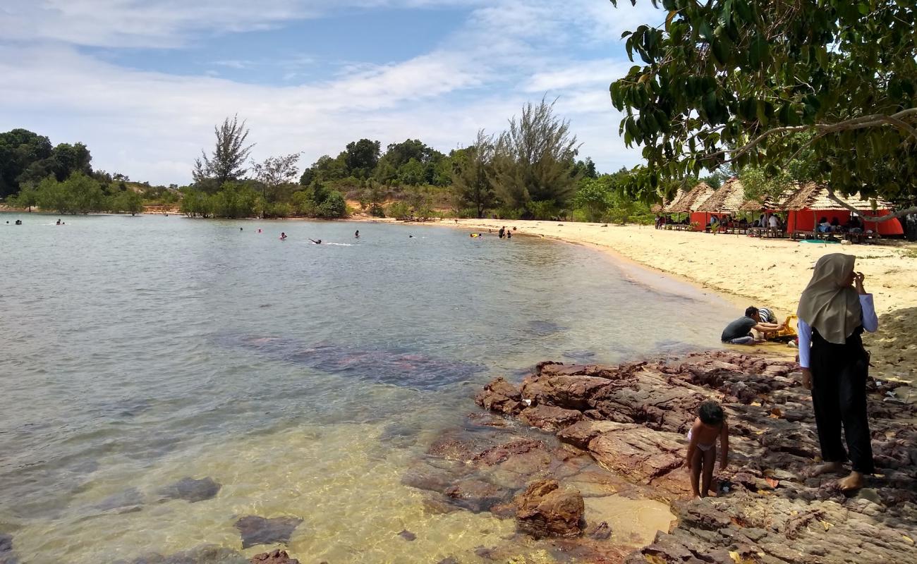 Elyora Beach'in fotoğrafı parlak kum yüzey ile