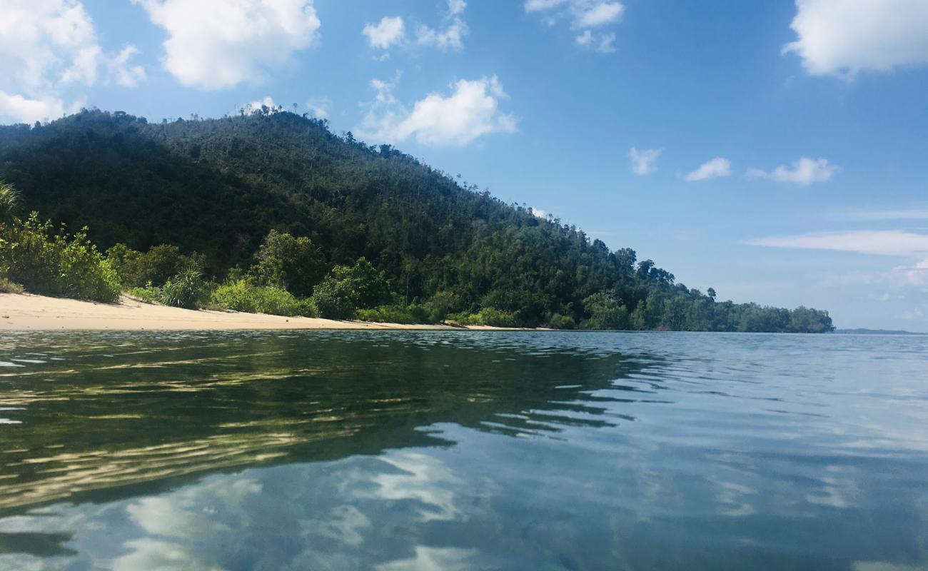 Pantai Kandap'in fotoğrafı parlak kum yüzey ile