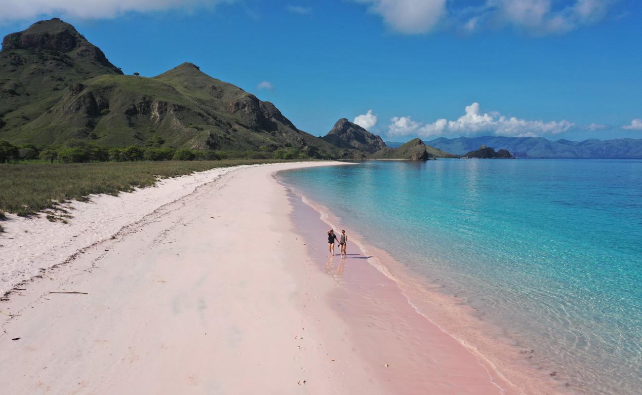 Pink Beach Padar'in fotoğrafı pembe kum yüzey ile