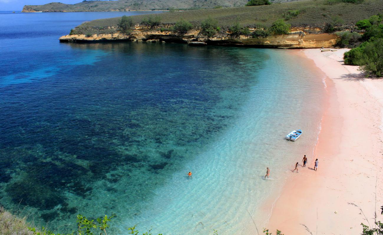 Serai beach'in fotoğrafı beyaz kum yüzey ile