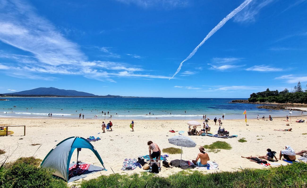 Main Beach'in fotoğrafı parlak kum yüzey ile