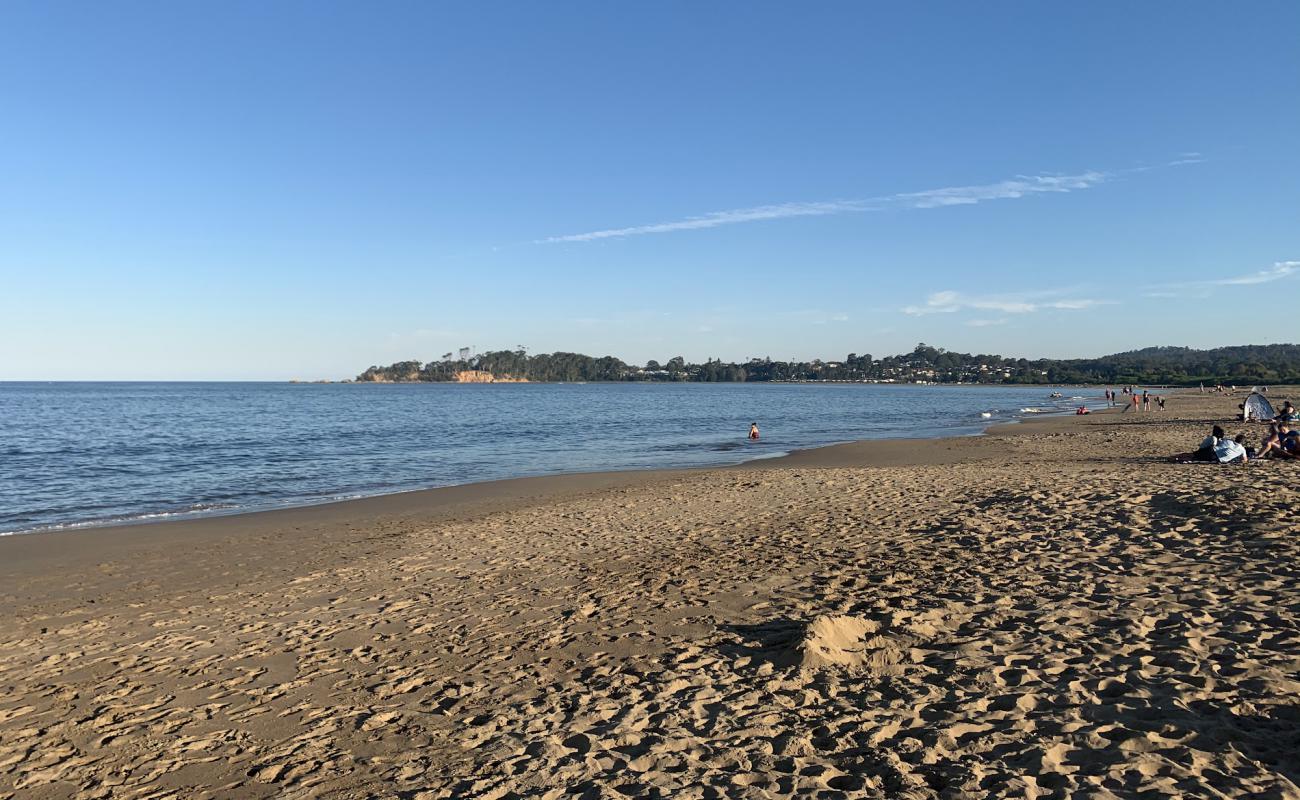 Corrigans Beach'in fotoğrafı açık bej kum yüzey ile
