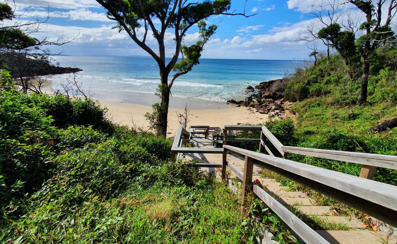 Dee Beach'in fotoğrafı açık bej kum yüzey ile