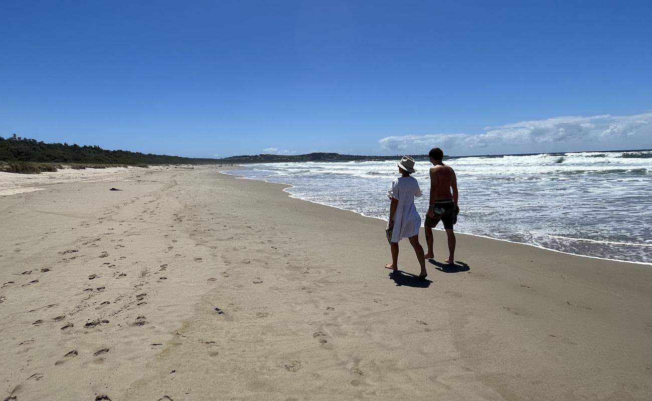 Seven Mile Beach'in fotoğrafı i̇nce bej kum yüzey ile