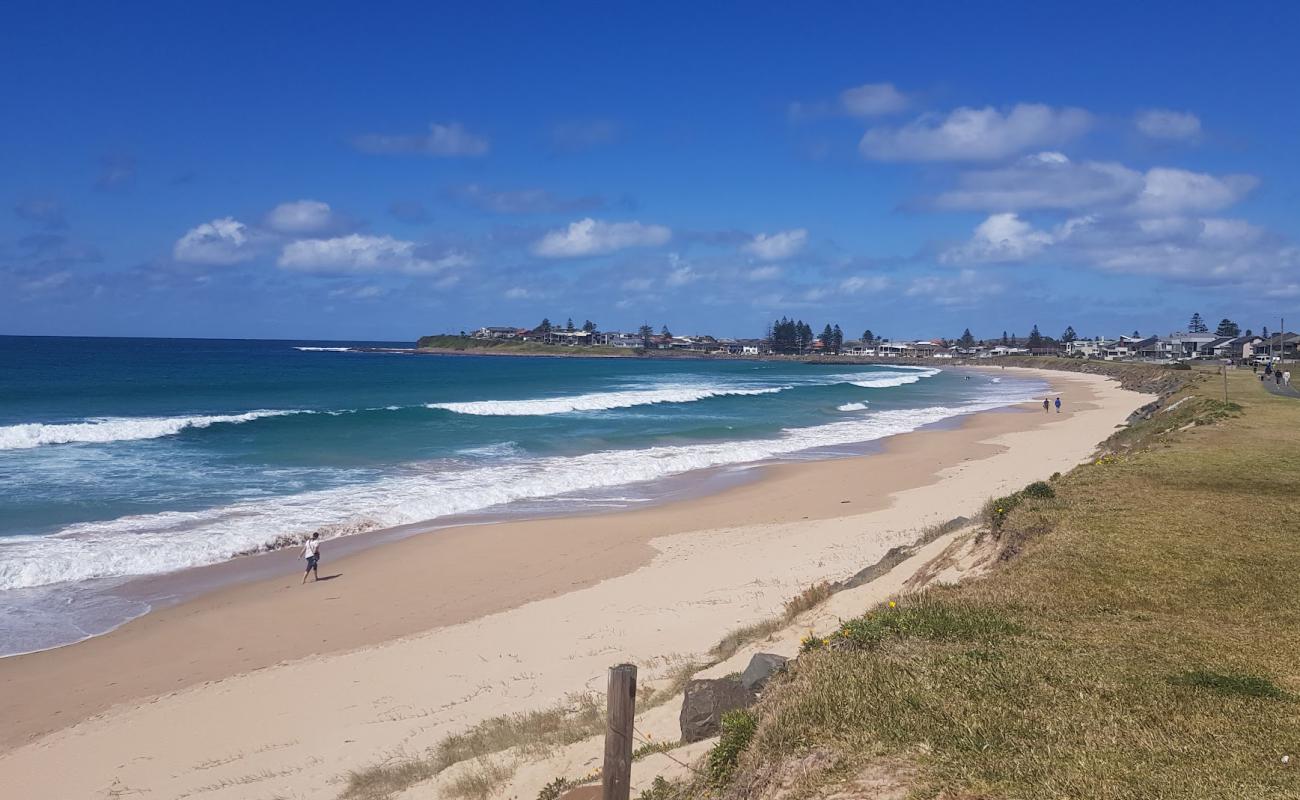 Warilla Beach'in fotoğrafı açık bej kum yüzey ile