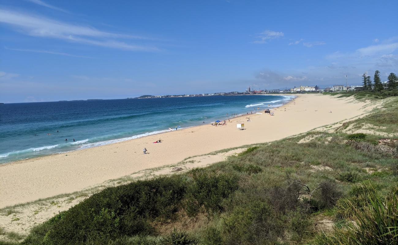 Wollongong Beach'in fotoğrafı açık bej kum yüzey ile
