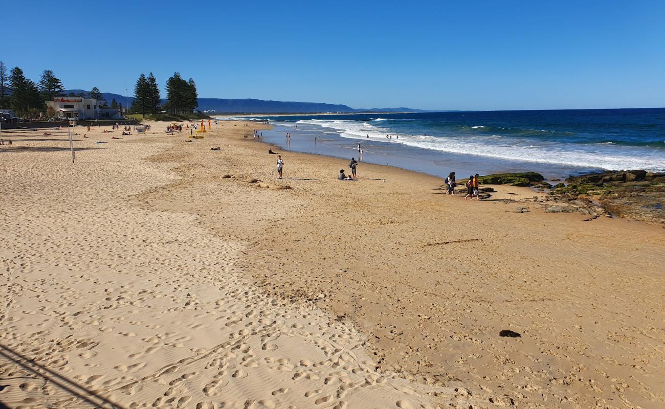 Wollongong North Beach'in fotoğrafı açık bej kum yüzey ile