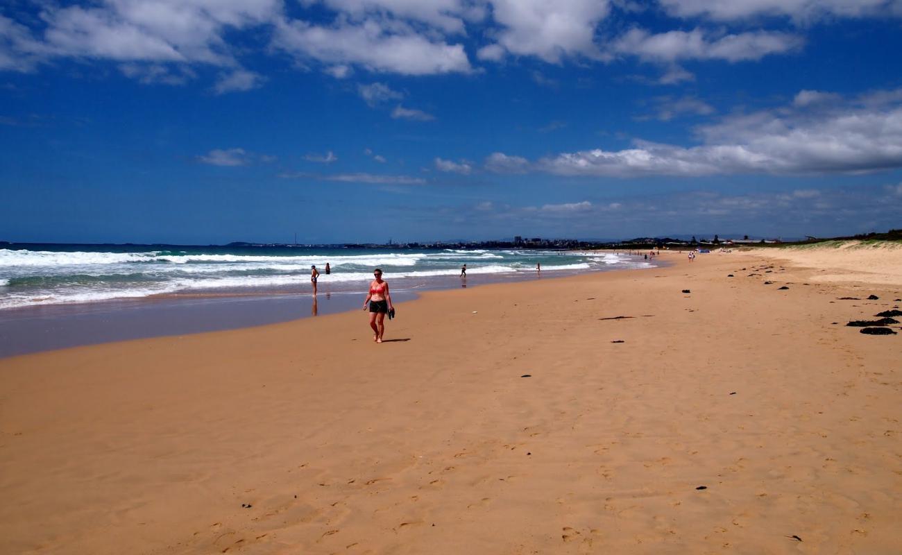 Corrimal Beach'in fotoğrafı i̇nce bej kum yüzey ile