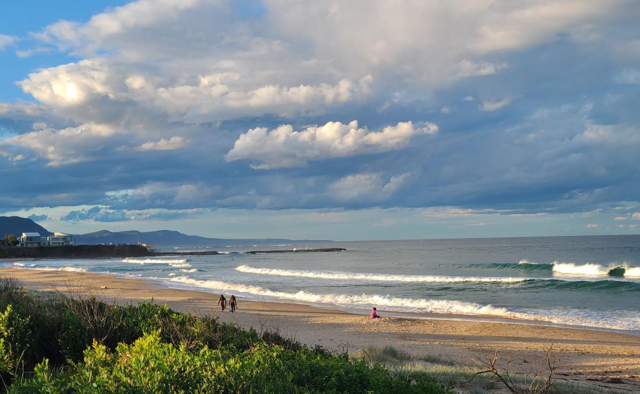 Woonona Beach'in fotoğrafı açık bej kum yüzey ile