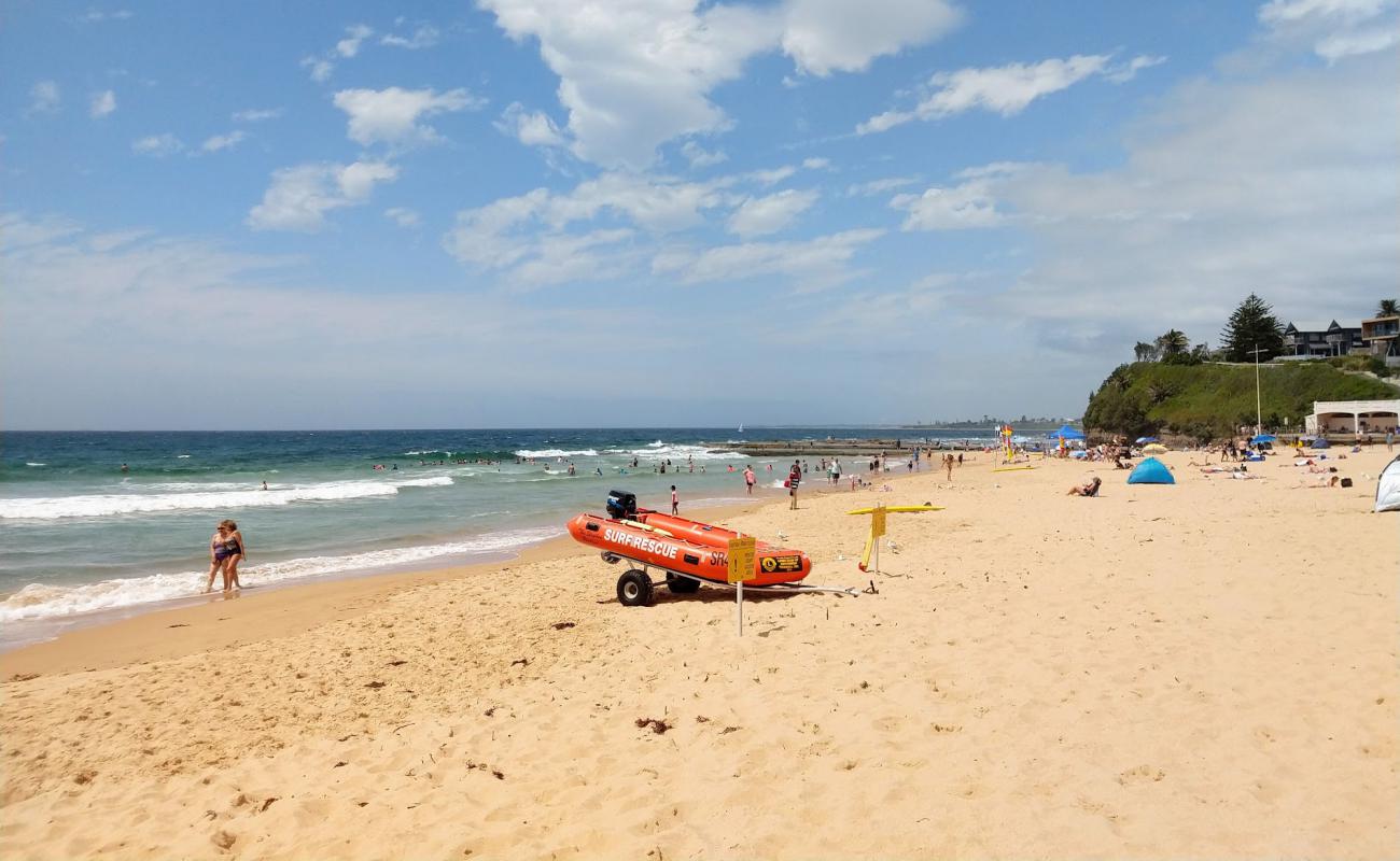 Austinmer Beach'in fotoğrafı açık bej kum yüzey ile