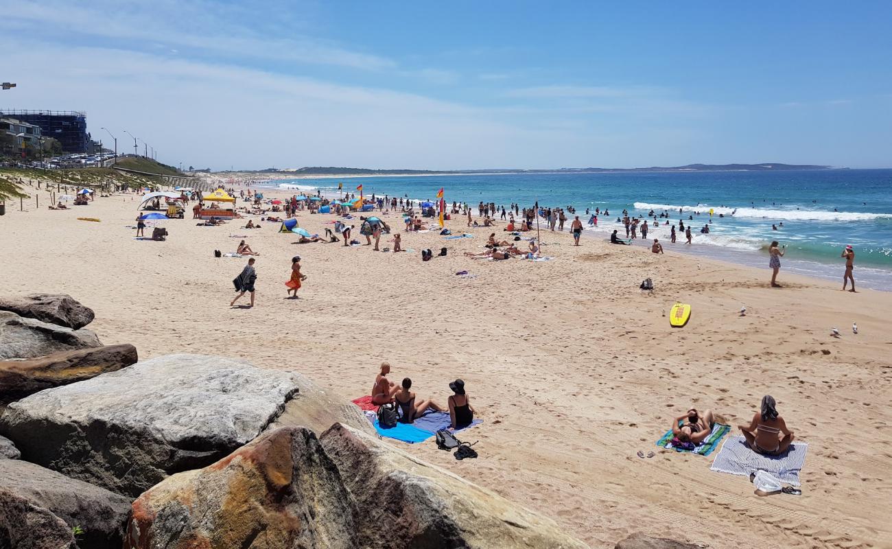 North Cronulla Beach'in fotoğrafı parlak ince kum yüzey ile