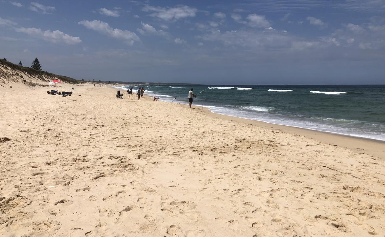 North Entrance Beach'in fotoğrafı i̇nce bej kum yüzey ile