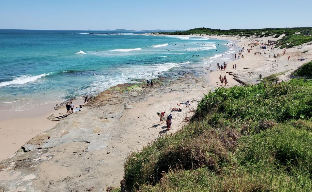 Pebbly Beach'in fotoğrafı açık bej kum yüzey ile