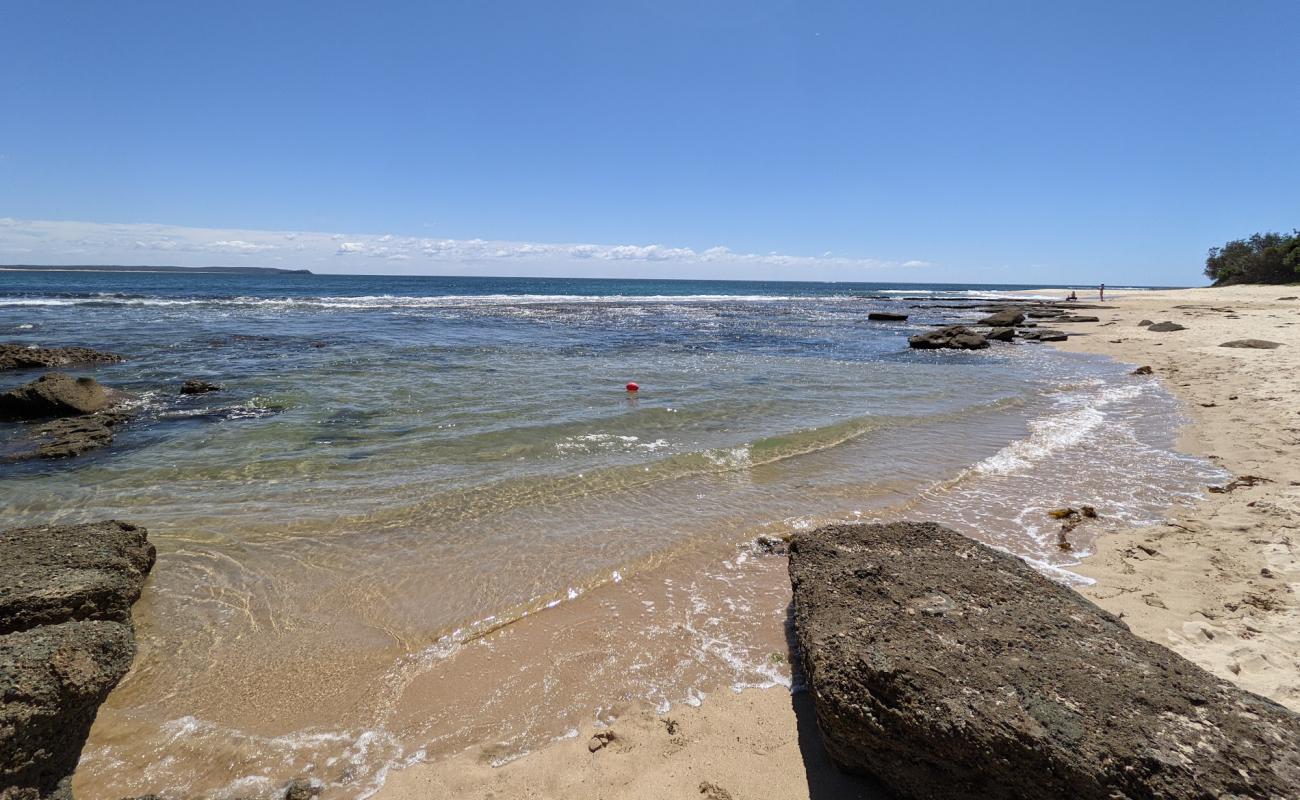 Norah Head Lighthouse Beach'in fotoğrafı bej kum ve kayalar yüzey ile