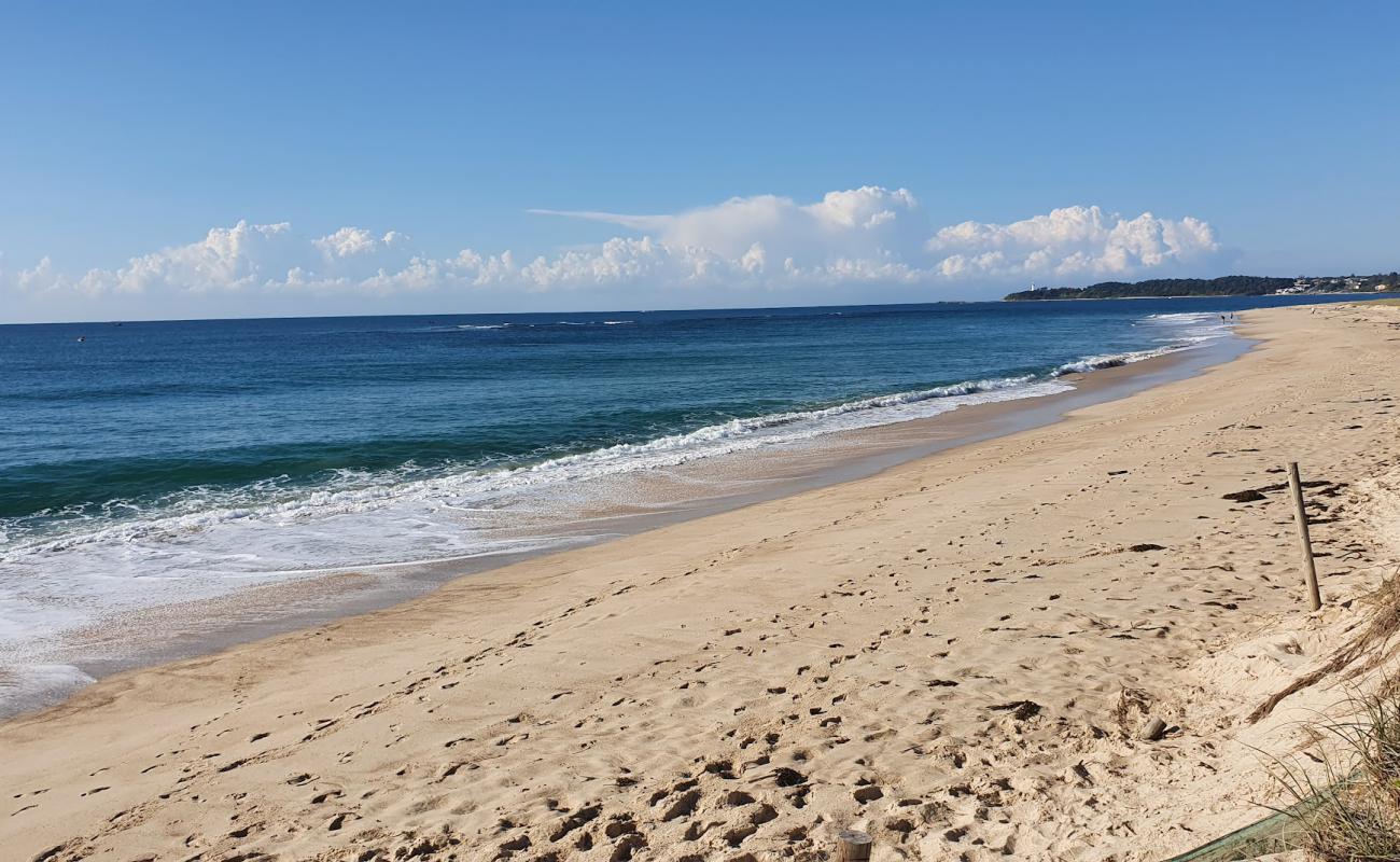 Lakes Beach'in fotoğrafı i̇nce bej kum yüzey ile