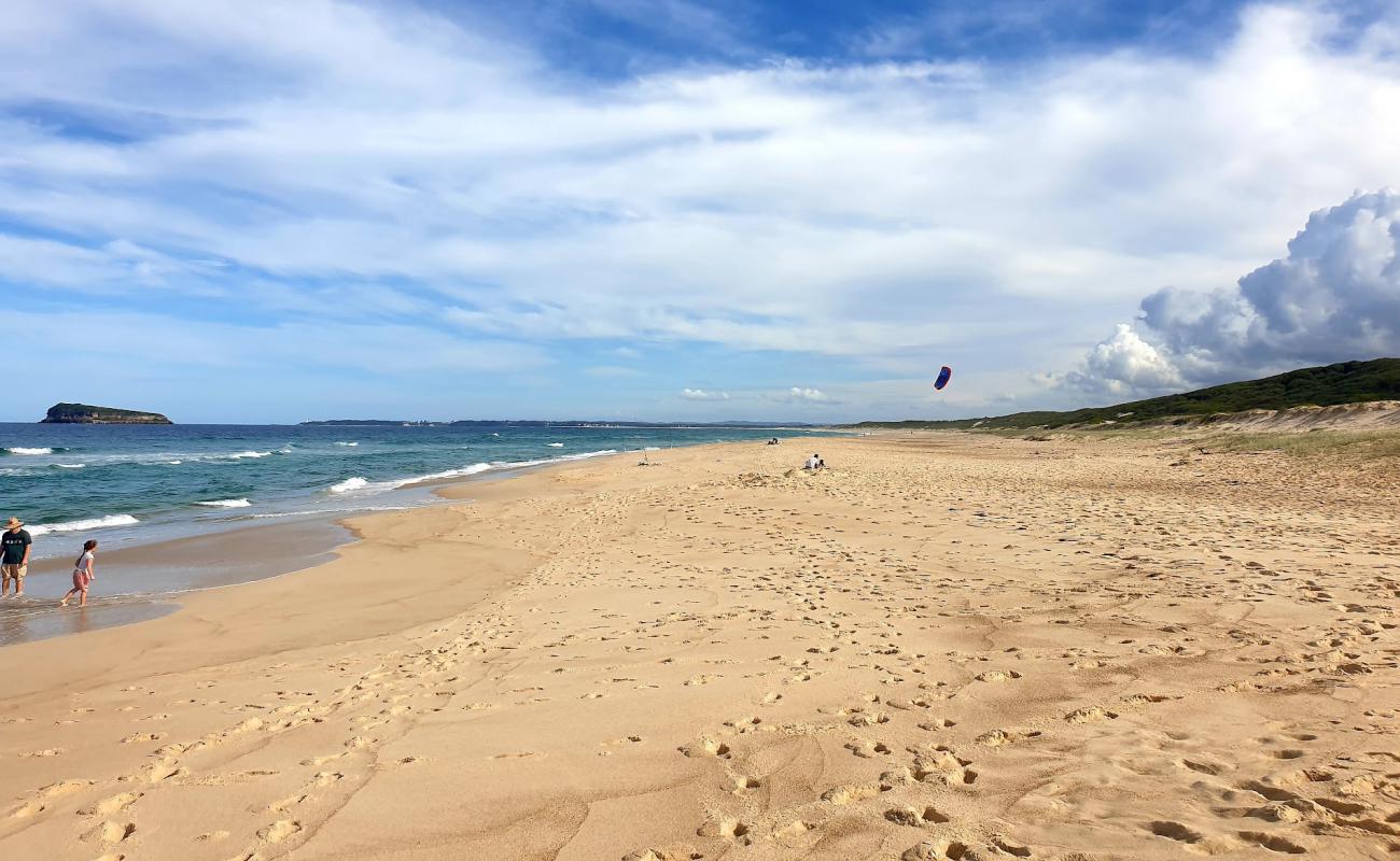 Red Ochre Beach'in fotoğrafı i̇nce bej kum yüzey ile