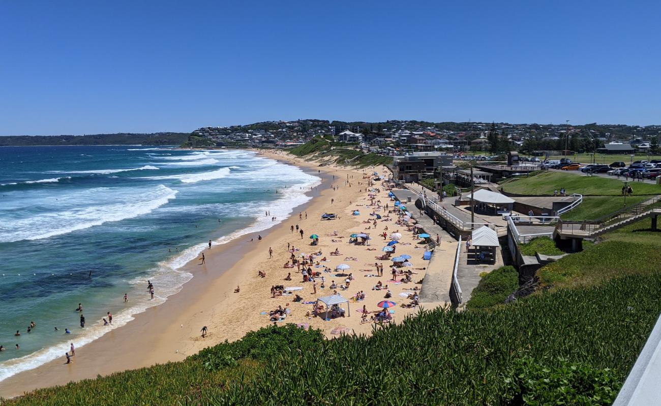 Merewether Beach'in fotoğrafı parlak kum yüzey ile