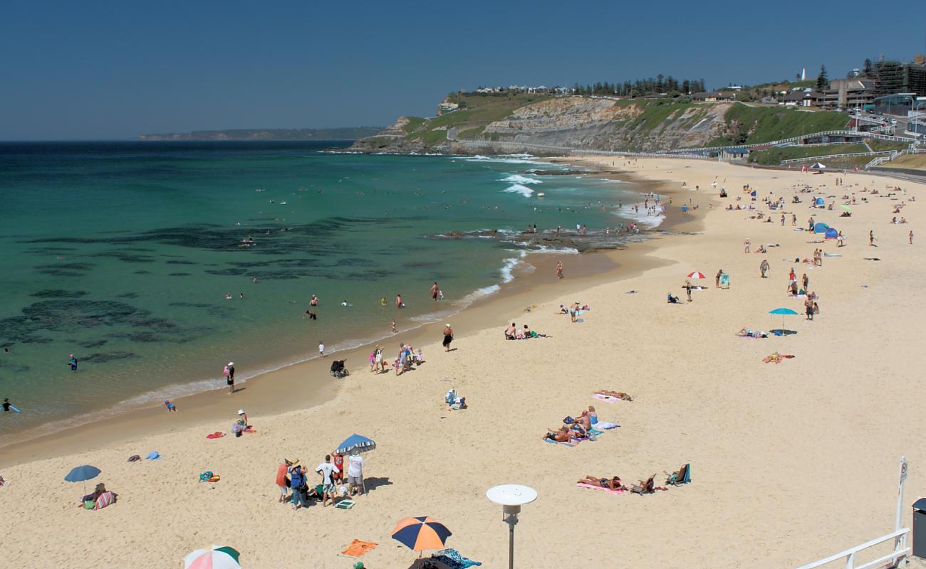 Newcastle Beach'in fotoğrafı parlak kum yüzey ile