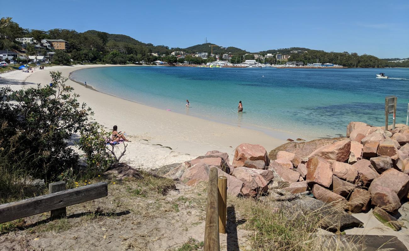 Nelson Bay Beach'in fotoğrafı parlak kum yüzey ile