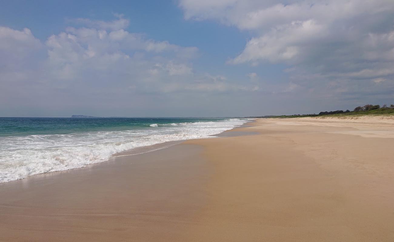 Kylies Beach'in fotoğrafı parlak ince kum yüzey ile