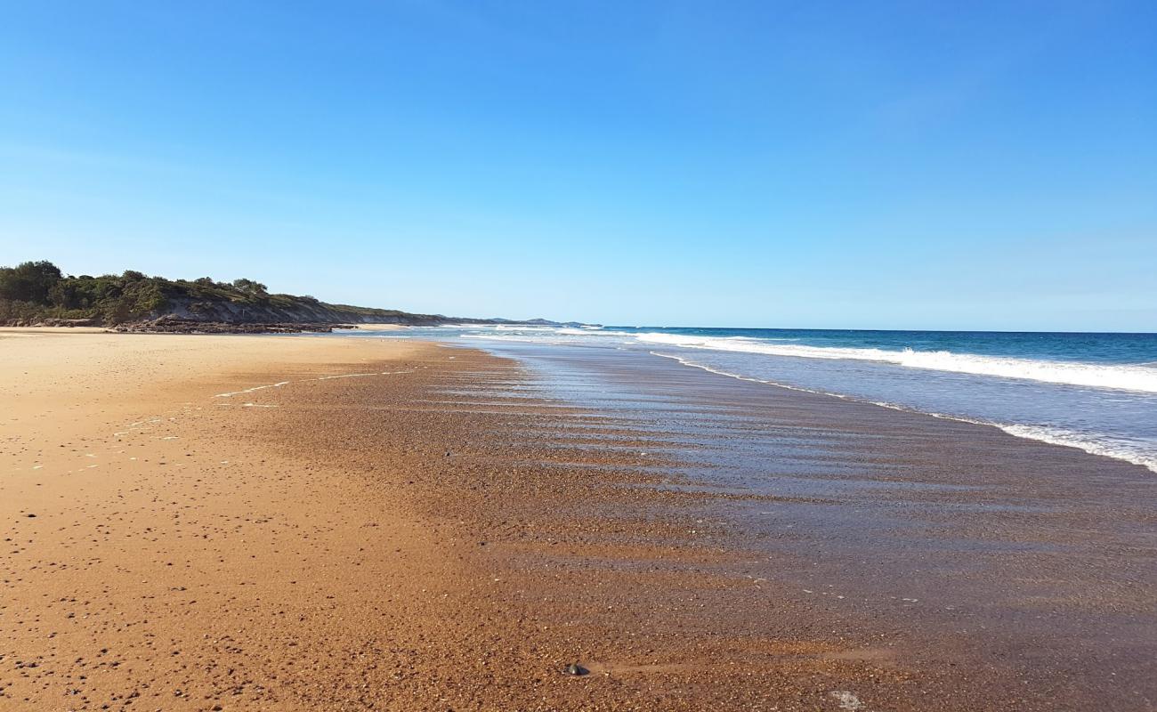 Rainbow Beach'in fotoğrafı parlak kum yüzey ile