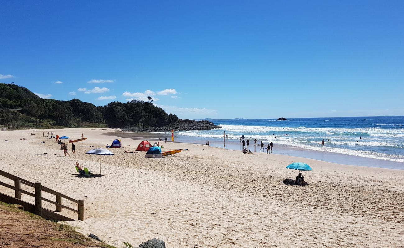 Flynns Beach'in fotoğrafı açık bej kum yüzey ile