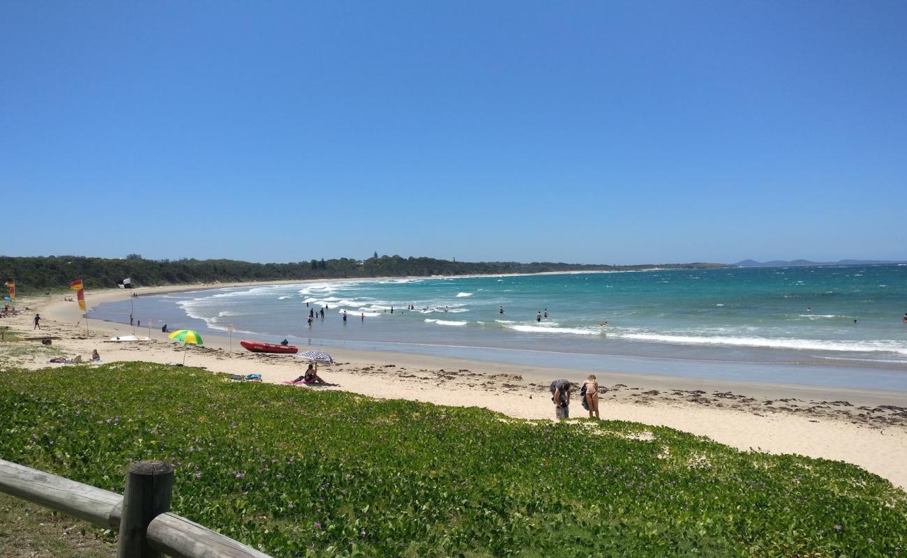 Woolgoolga Beach'in fotoğrafı i̇nce bej kum yüzey ile