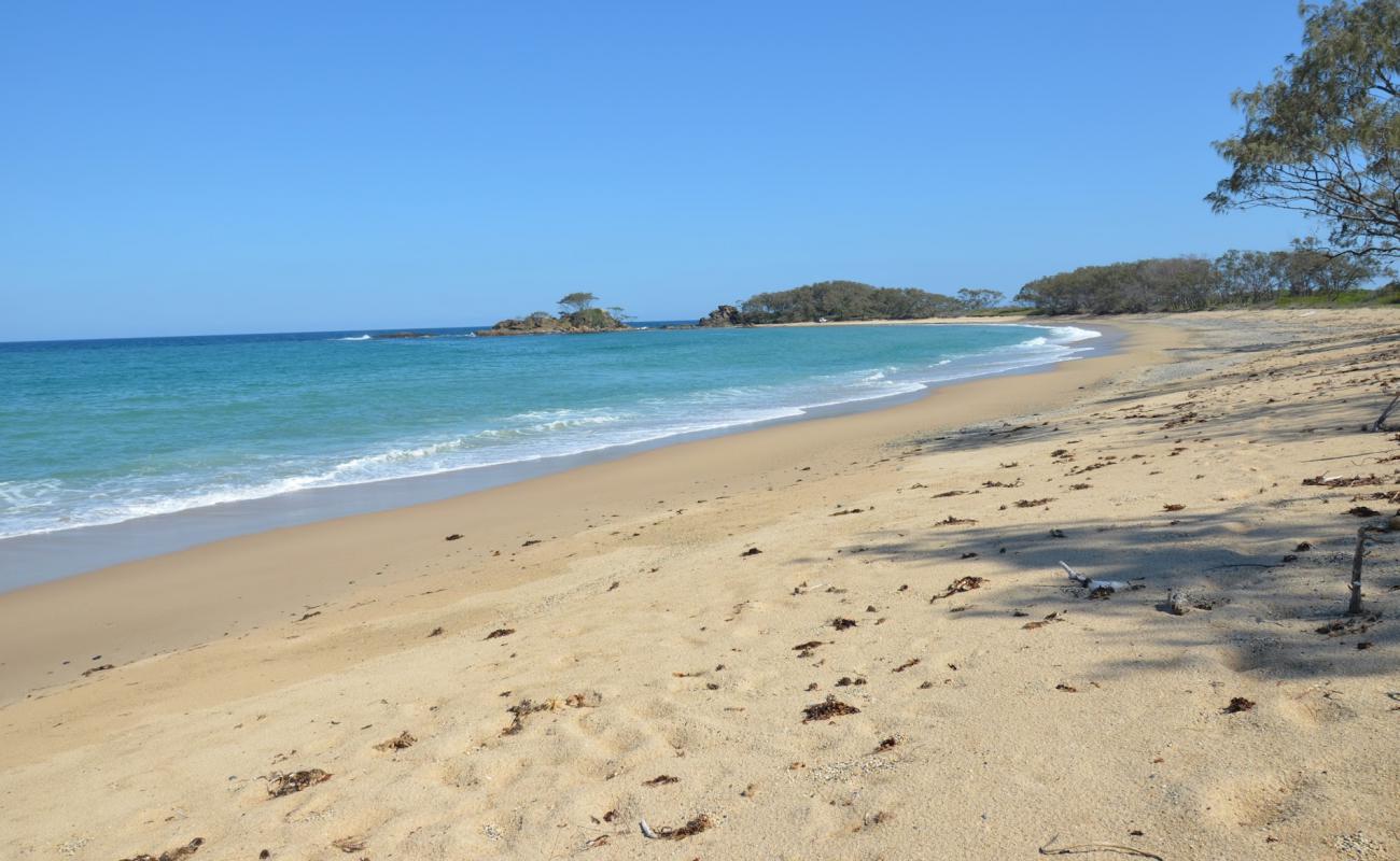 Pebbly Trail Beach'in fotoğrafı parlak kum yüzey ile